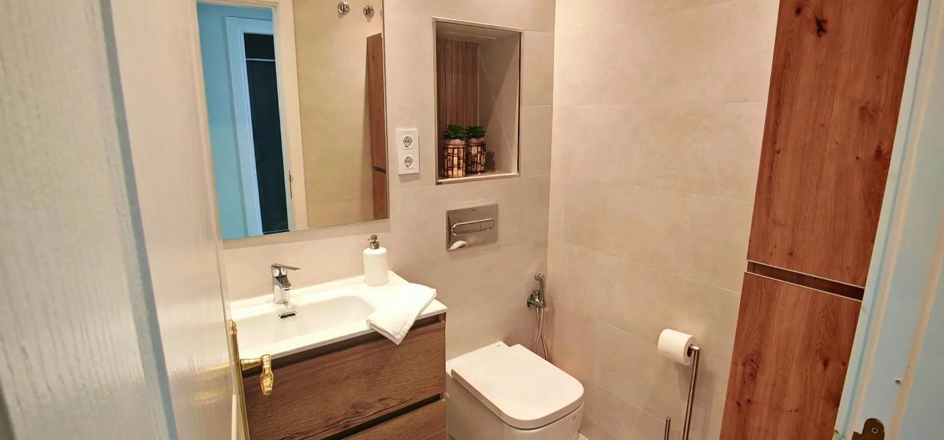 Spectacular Frontbeach Apartment Old Town La Rada Beach 埃斯特波纳